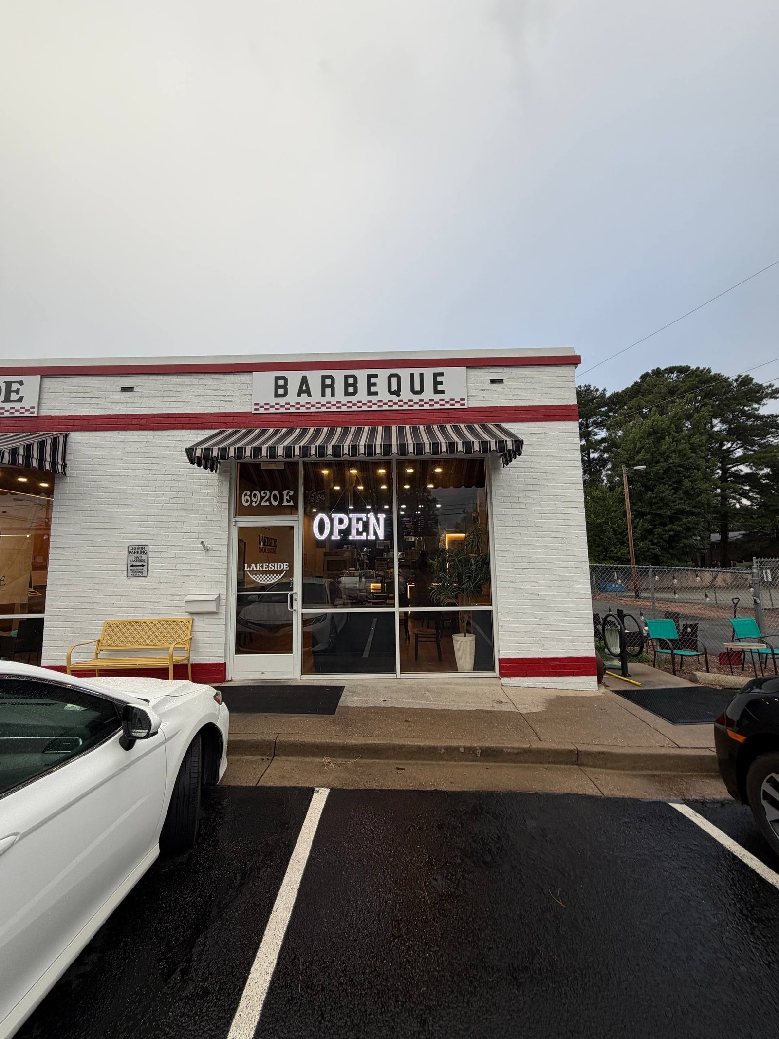 Lakeside Smokehouse entrance